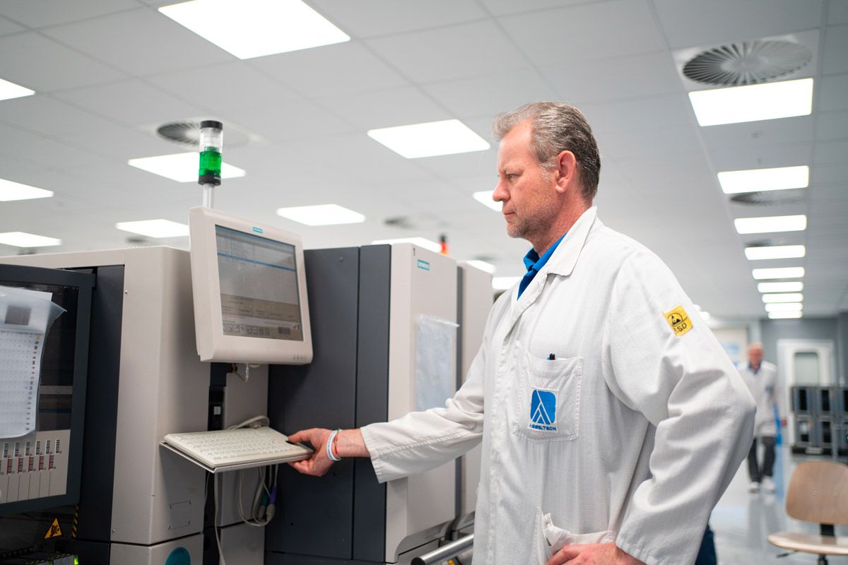 Ein Asseltech-Techniker an der SMD-Produktionslinie im Reinraum