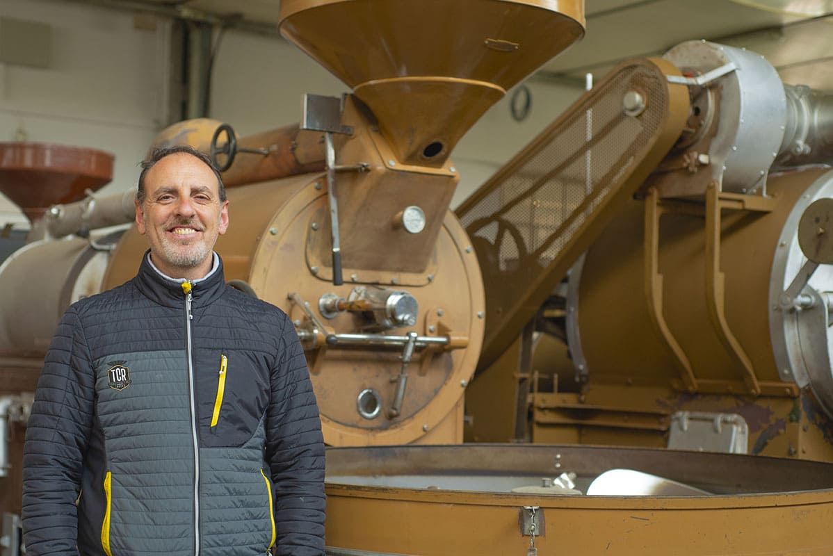 Ein TCR-Tostatrici-Techniker vor einem aufgearbeiteten Profi-Kaffeeröster